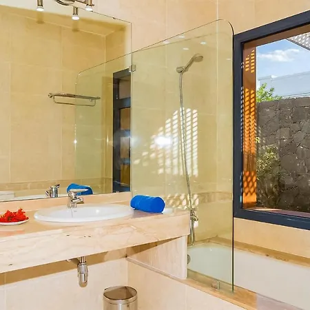 Beautiful In Playa Blanca With Outdoor Swimming Pool, Wifi And Heated Swimming Pool 2 Semesterbostad *